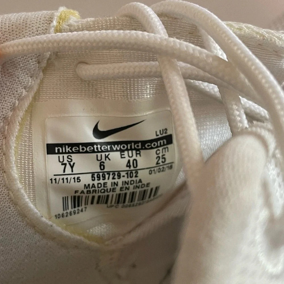✅️Nike Women's Roshe Size 7Y - Triple White - Picture 10 of 14